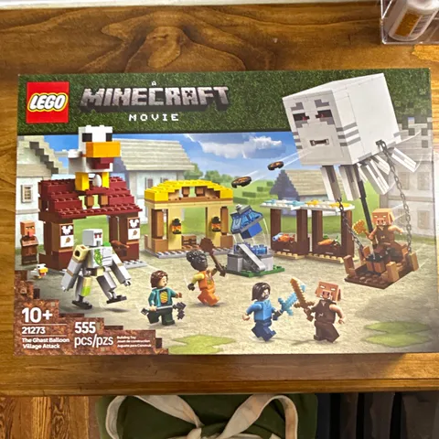 LEGO Minecraft The Ghast Balloon Village Attack 21273 555pcs Age 10+ Plastic