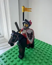 Vintage LEGO Castle Fright Knights Bat Lord Mounted Knight Horse Shield Banner