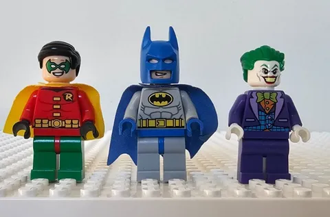 LEGO DC Lot Joker lime vest, Robin very short cape, Batman light blue 10672