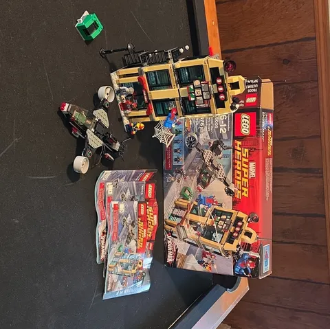LEGO Marvel Spider-Man Daily Bugle Showdown 76005 W/Box & Instructions