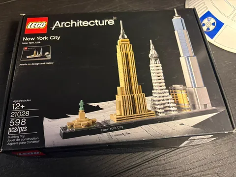 LEGO ARCHITECTURE: New York City (21028). 100% complete with manual 