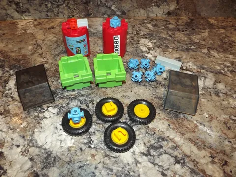 Fisher Price Construx 1983 Assorted Building Pieces,  Pre-Owned, Wheels Hatch