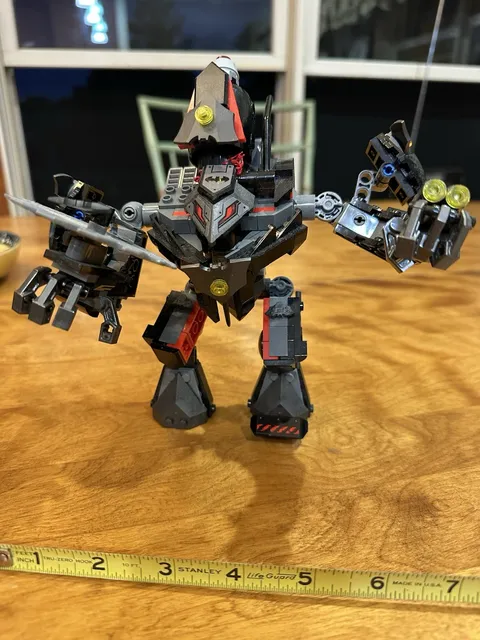 LEGO Batman: Batman Mech Vs Poison Ivy Mech (1 foot shield missing)