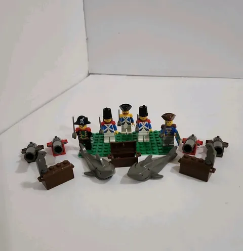 Vintage LEGO Pirates & Imperial Soldiers plus accessories - 5 Minifigures