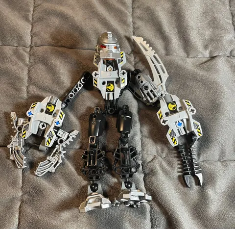 LEGO HERO Factory: Thunder (7157) not complete
