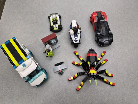 Lego Set LOT- SEE DESCRIPTION (City Town, Creator)