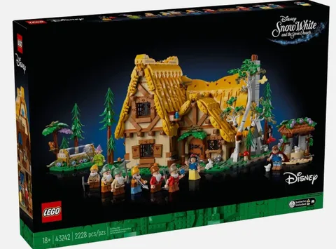 Lego 43242 Snow White Seven Dwarfs Cottage Sealed Disney Set NEW