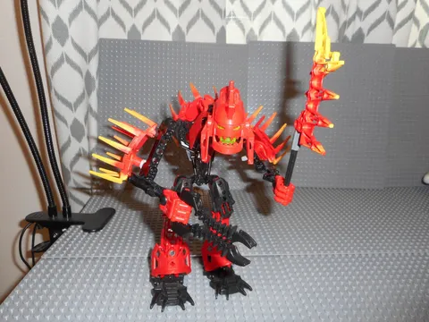 LEGO HERO Factory: Xplode (7147) - Figure is complete, missing green ball
