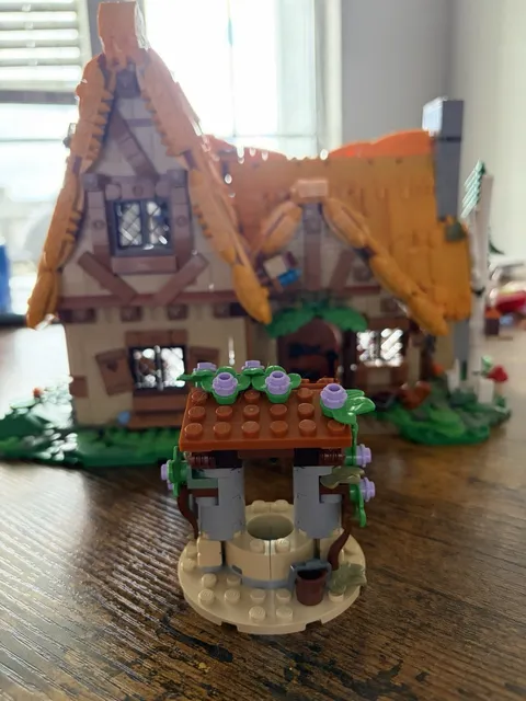 LEGO Disney Princess: Snow White and the Seven Dwarfs' Cottage (43242)