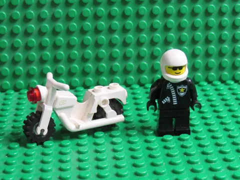 Lot of Lego Classic Town Police Vintage Lego Minifigure Motorcycle Bike CB23