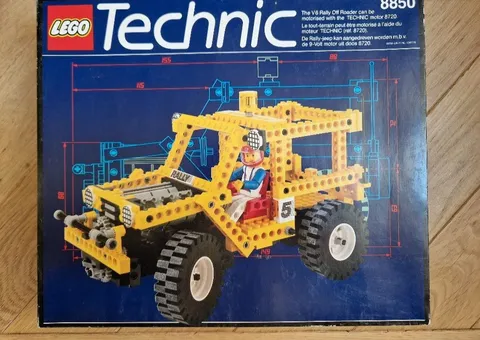 Lego vintage 8850 Rally Support Truck complete with box and inner plastic