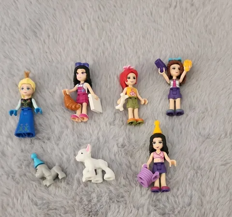 lego friends minifigures lot of 7 With Accessories 