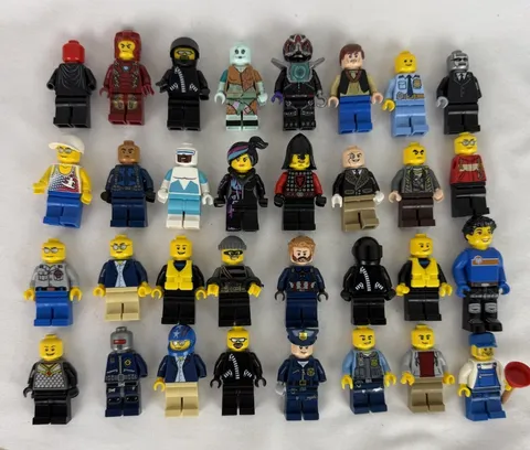 Lego minifigures, mixed lot 32 Figures!