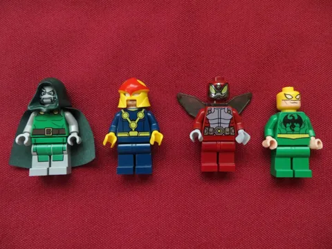 LEGO MARVEL SUPERHEROS MINIFIGURES LOT. DR.DOOM,NOVA,BEETLE,IRON FIST