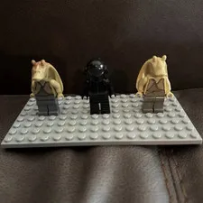 LEGO Minifigure Lot of 3 - 2x Jar Jar Binks Heads & 1 Black Minifigure