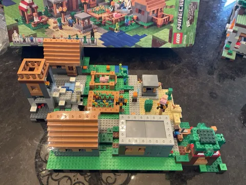 LEGO Minecraft - The Village 21128 - 100% Complete w/ Manuals & Minifigs