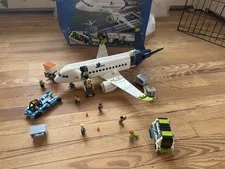 LEGO CITY Passenger Airplane 60367 Airport Set 913pcs w/ Minifigures Box