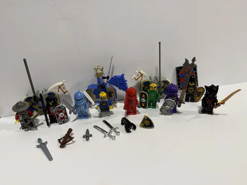 Lot of Lego Knight's Kingdoms Minifigs Pieces. Rascus Jayko Vladek Danju Horses