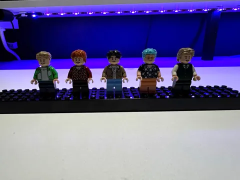 LEGO Minifigures Minifigure Lot of 5 Figures w/ 5 Hair Pieces Plastic, BTS.