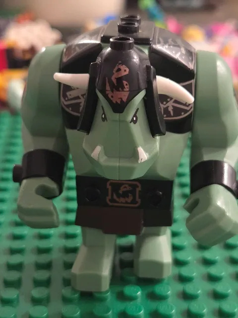 LEGO Castle: Fantasy Era Troll Sand Green Black Armor Set 7097 Minifigure shield