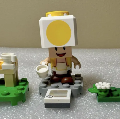 LEGO Super Mario Toad (Yellow) minifigure w/accessories Ms Peach Starter Course