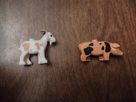 Rare Lego goat and pig from Mill Village Raid (7189), used but great condition!