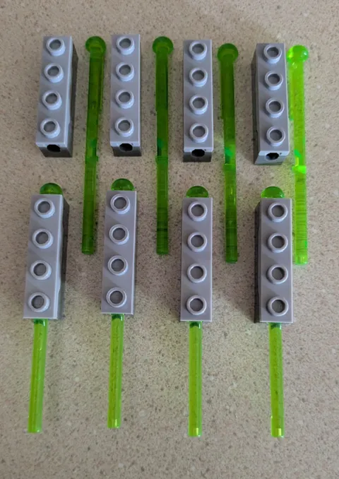 LEGO Lot of 8 Projectile Launchers  15301c01 and 8 TRNS BR GRN Projectiles 15303