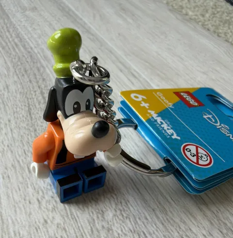 ** New** LEGO Disney GOOFY Adorable Minifigure Keychain 854196 6386406