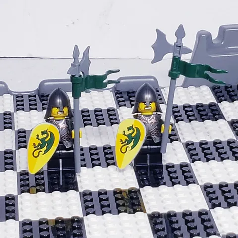 LEGO KINGDOMS  Minifigure  Lot of 2 LEGO Chess Bishop Dragon Knights