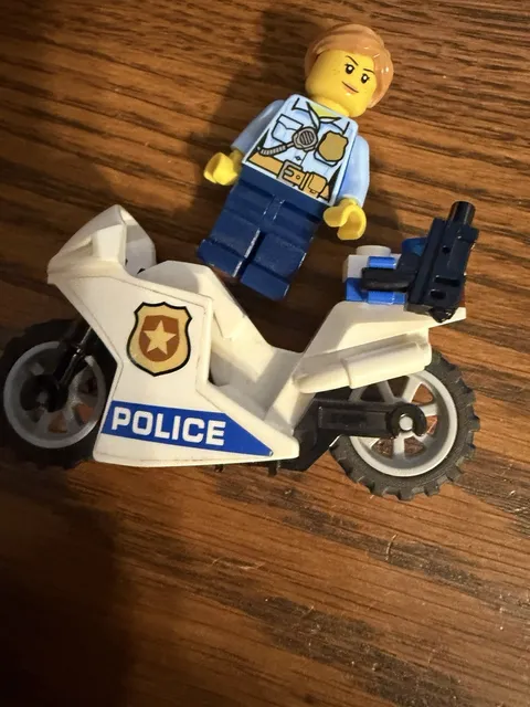 LEGO CITY FEMALE POLICE OFFICER AND MOTOR CYCLE MINIFIGURE WITH FREE SHIPPING