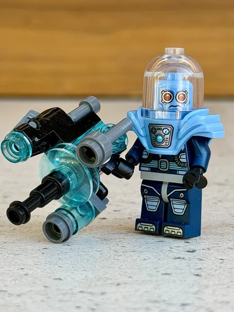 Lego Mr. Freeze Minifigure DC Super Heroes 70901 sh0319 w/ Freeze Ray Weapon
