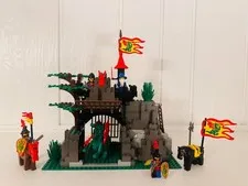 Dark Dragons Den Castle Lego Set 1676 Great Condition (missing helmet plumes)