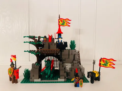 Dark Dragons Den Castle Lego Set 1676 Great Condition (missing helmet plumes)