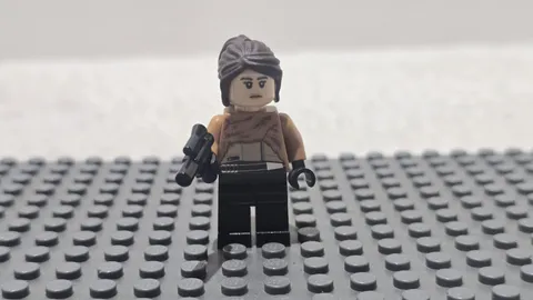 LEGO Star Wars Solo Qi’ra Minifigure w Fur Coat (75219) sw0946 - 3E