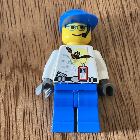 Vintage LEGO Minifigure hrf010 Grip with Bat on Torso - Vampire's Crypt Set 1381