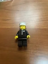 Early LEGO MINIFIGURE Police Officer from 1978 Set 600