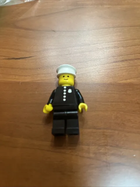 Early LEGO MINIFIGURE Police Officer from 1978 Set 600