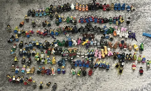 Lego minifgure bulk. 200+ mini figures!  And Tons Of minifig parts. (BULK ONLY)