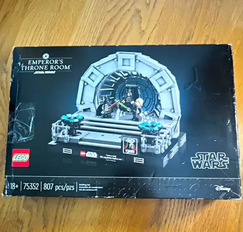 LEGO Star Wars Emperor's Throne Room Diorama 75352 807pc Display Set 18+