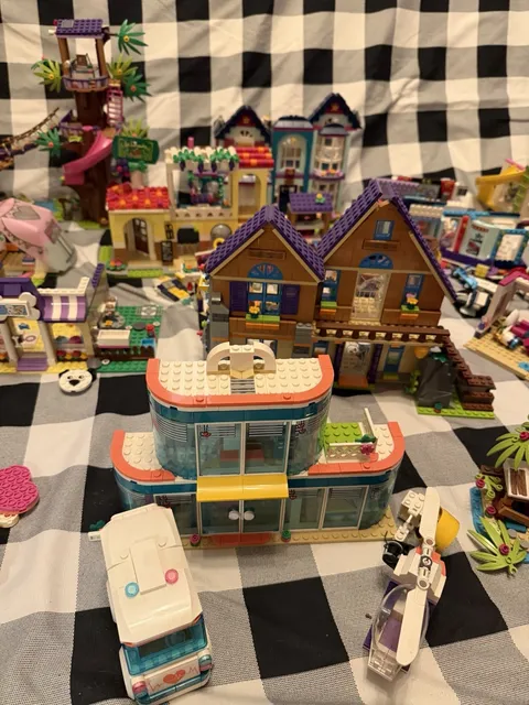 LEGO Friends & City Building Toy Lot 17 lbs Including 100+ Minifigures figures