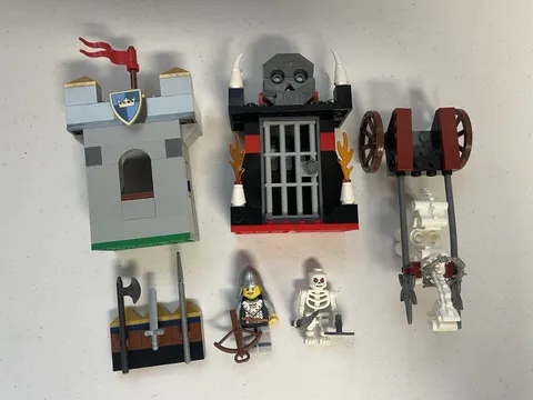 LEGO Knights' Kingdom Castle Wall & Dungeon Gate w/ Skeleton Horse Cart