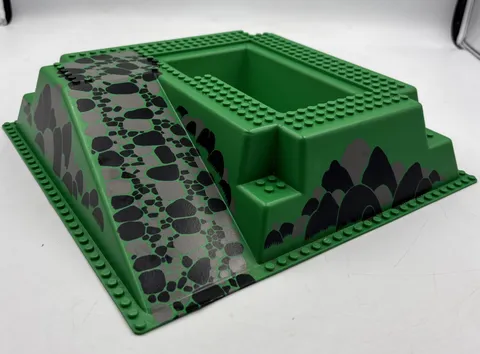 LEGO 2552  Green Raised 32x32 Baseplate w/ Ramp & Pit Gray Rocks Pattern