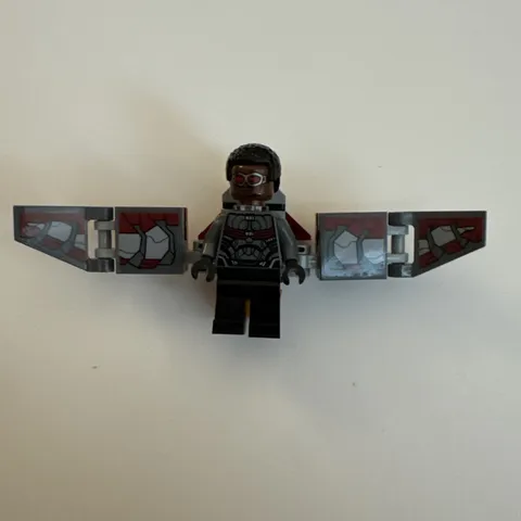 Lego Falcon Minifigure w/ Wings Marvel Avengers Infinity Wars 76104 sh0503