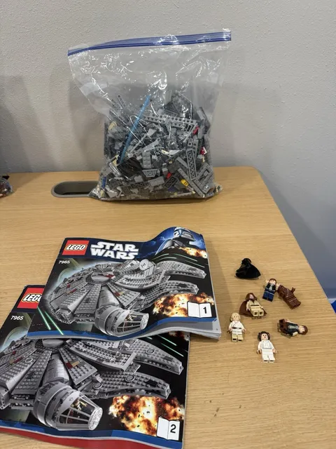LEGO Star Wars Millennium Falcon 7965 Nearly Complete w/ Minifigs & Manuals