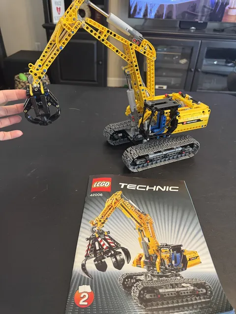 LEGO TECHNIC Excavator 42006 99.9% complete with manuals