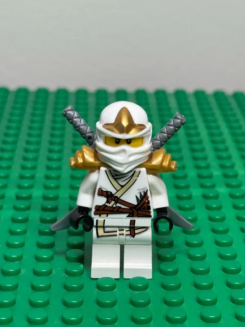 LEGO NINJAGO Zane ZX Minifigure njo0031 2012 Armor w/ 2 Swords