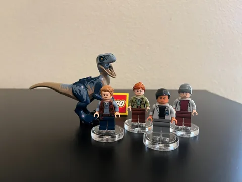 LEGO Jurassic World 2020 Velociraptor Dinosaur w/ 4 minifigures Excellent Cond.