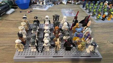 35 LEGO Star Wars Minifigures: Mace Windu, Kylo Ren, Yoda