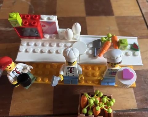 LEGO Minifigures Chef Lot w/ Customer, Counter Build, Cupcake & Accessories