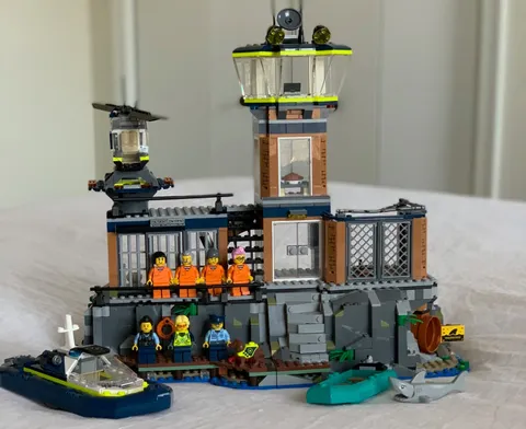 LEGO CITY: Police Prison Island (60419)
